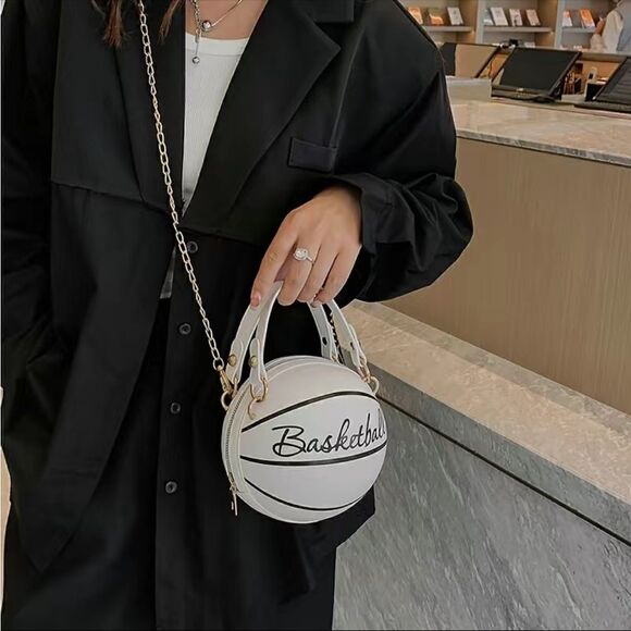 🔥🔥 Adorable mini basketball, purse measurements, in pictures. Fits alot. - Picture 5 of 10
